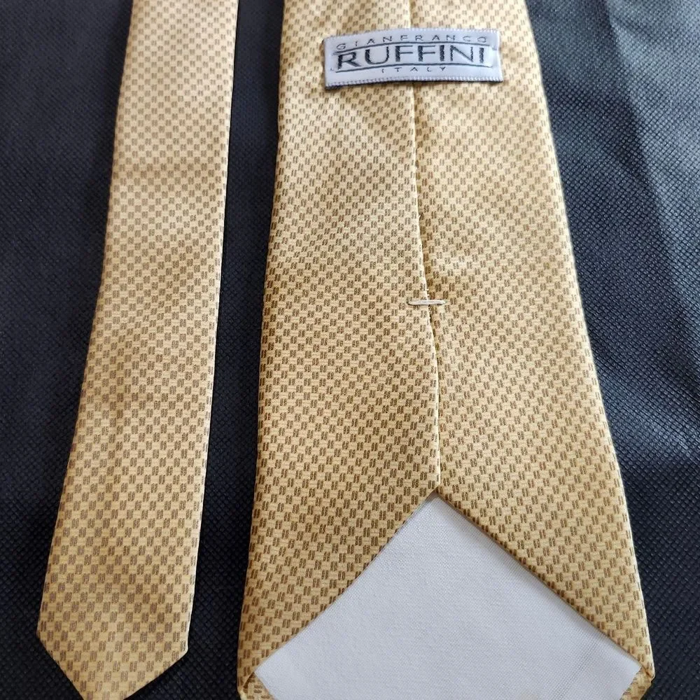 Elegant Yellow Tie for Formal Occasions